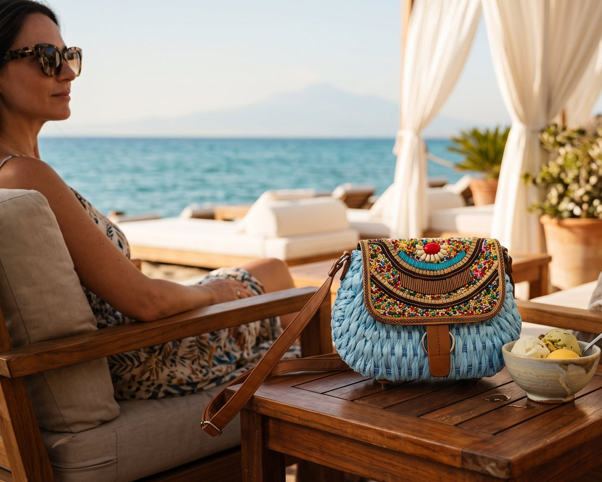 Borsa secchiello in paglia su una terrazza sul mare in Sicilia