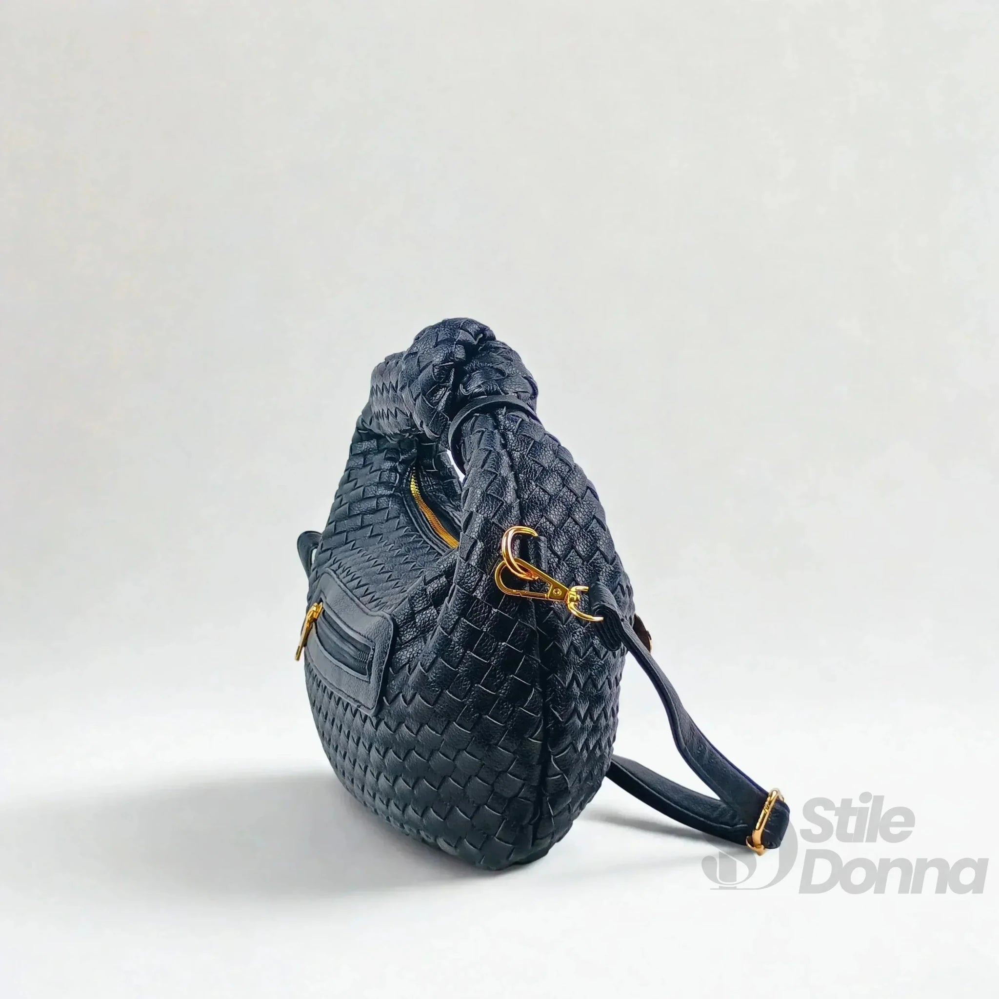 Borsa a Spalla in Ecopelle Intrecciata con Manico a Nodo e Accessori Dorati - Stile Donna Bags