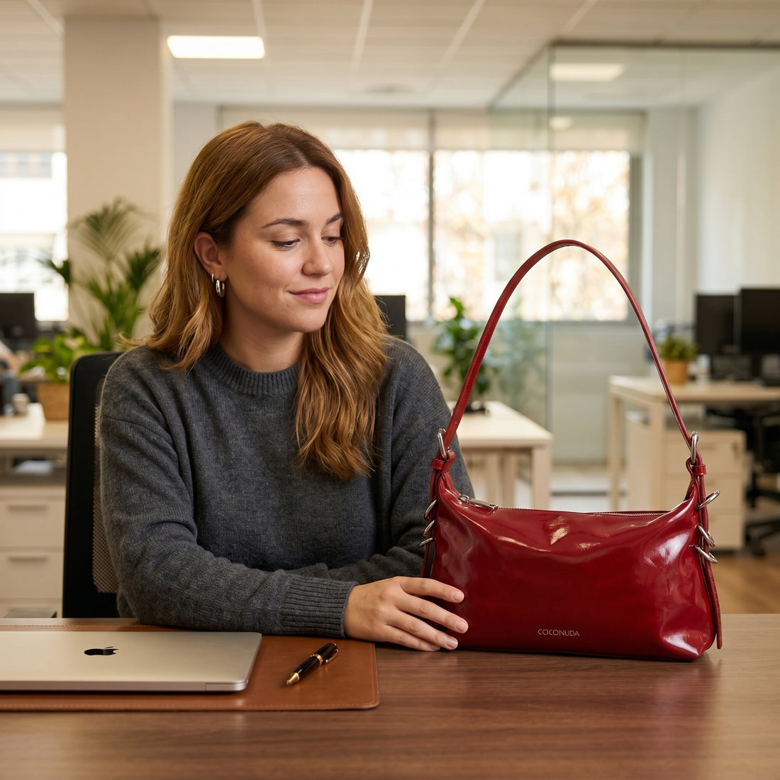 Coconuda Crossbody-Boks aus lackéierte Liederlook mat Ketten