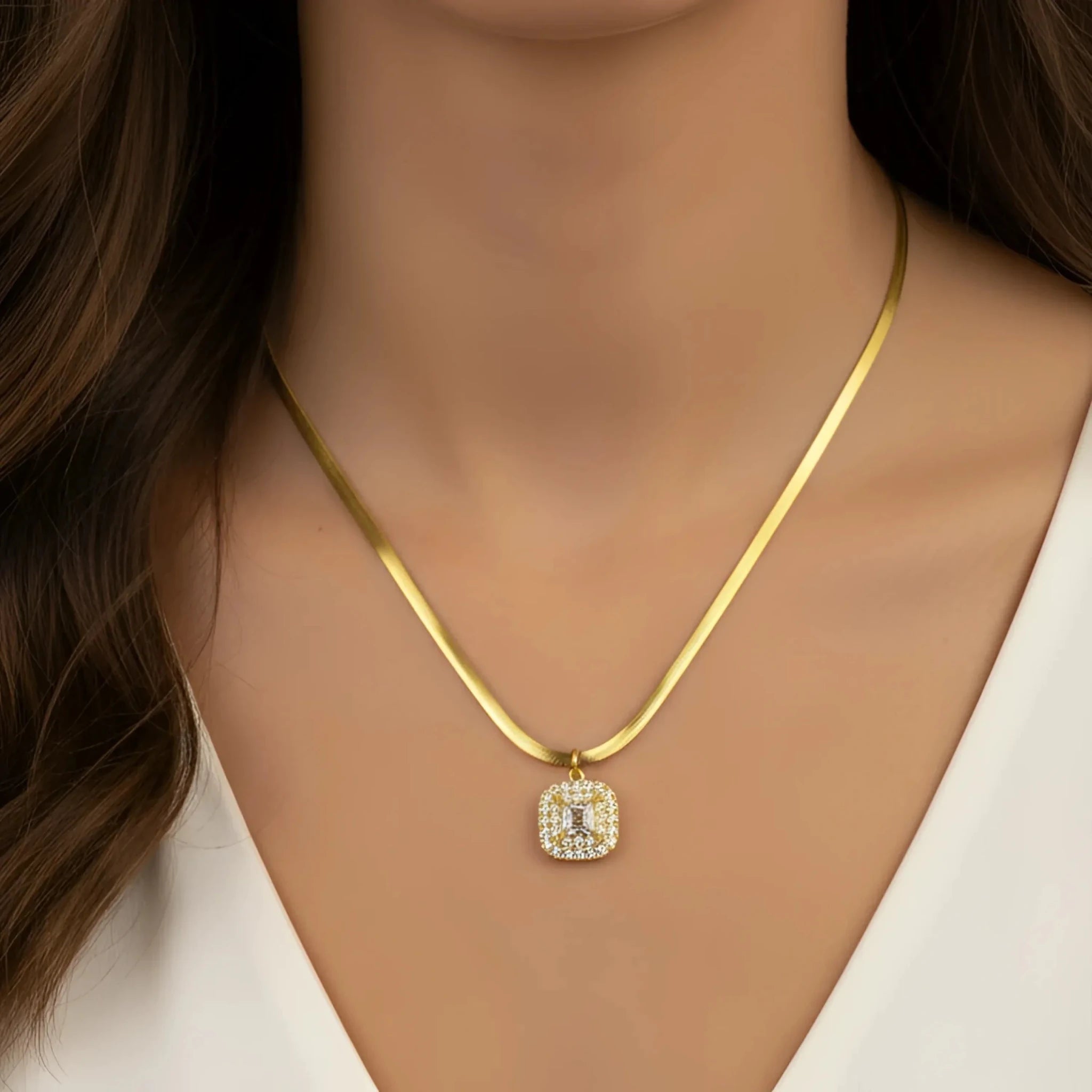 Collana Herringbone Oro con Ciondolo Iniziale e Pietre Scintillanti - Stile Donna Bags
