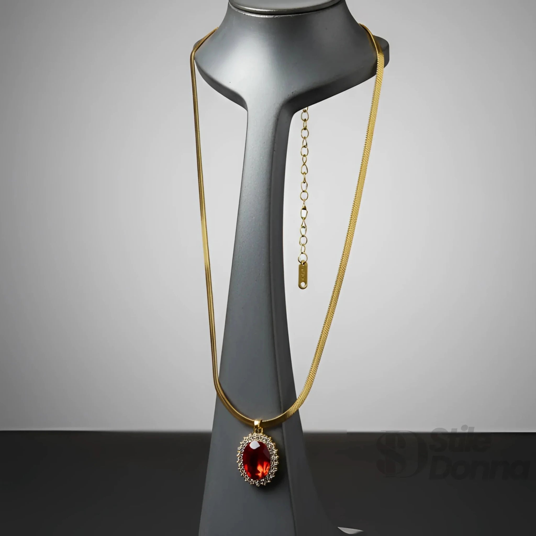 Collana con Ciondolo Ovale Rubino Regale in Oro - Stile Donna Bags
