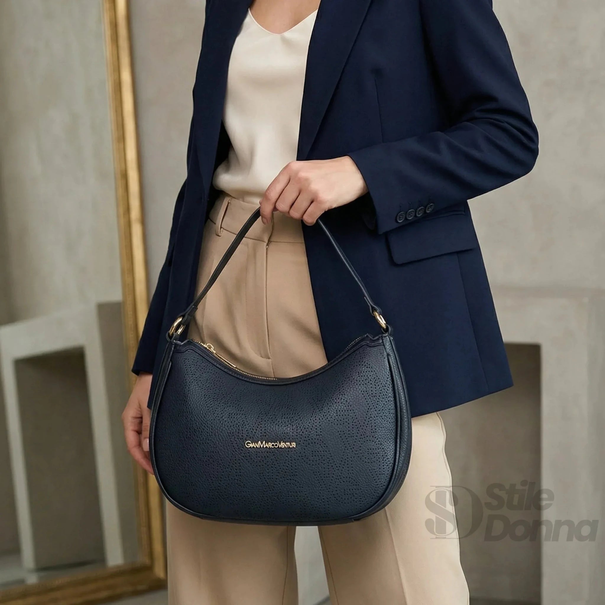 Gianmarco Venturi Borsa Hobo in Ecopelle con Finiture Dorate - Stile Donna Bags