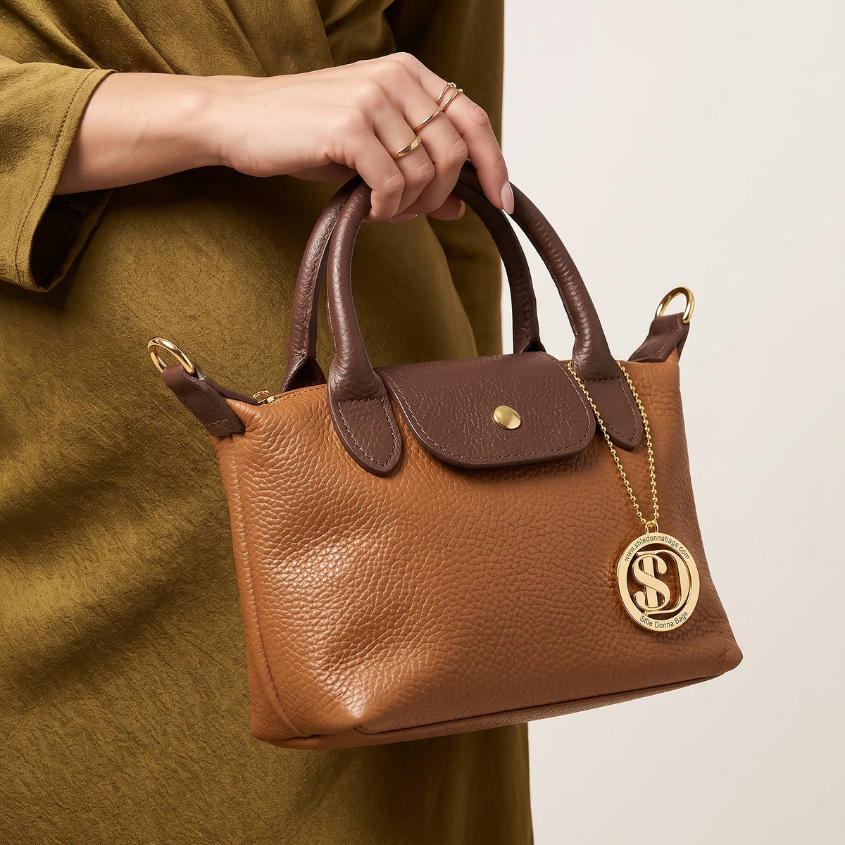 A woman holding a Mini stile donna leather bag