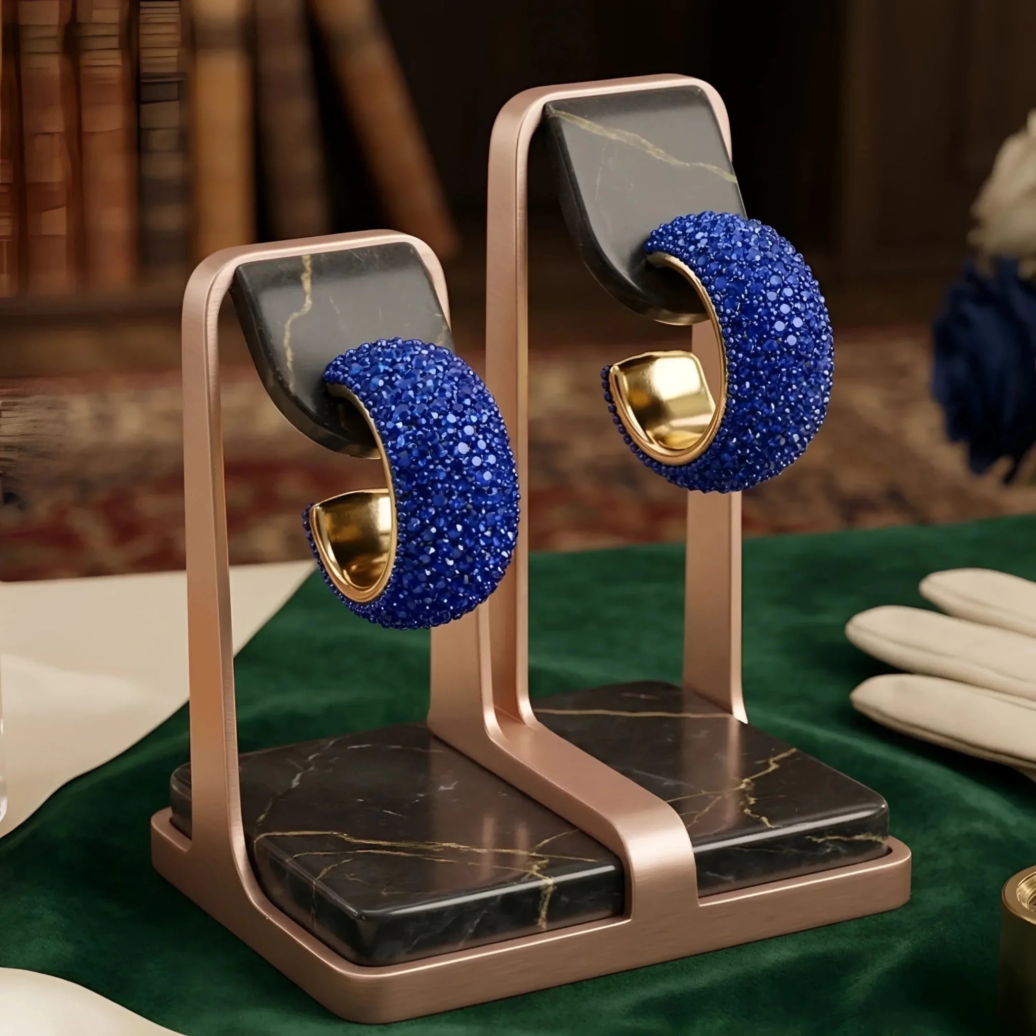 Orecchini a Cerchio Spesso con Pavé Blu e Finitura Dorata - Stile Donna Bags