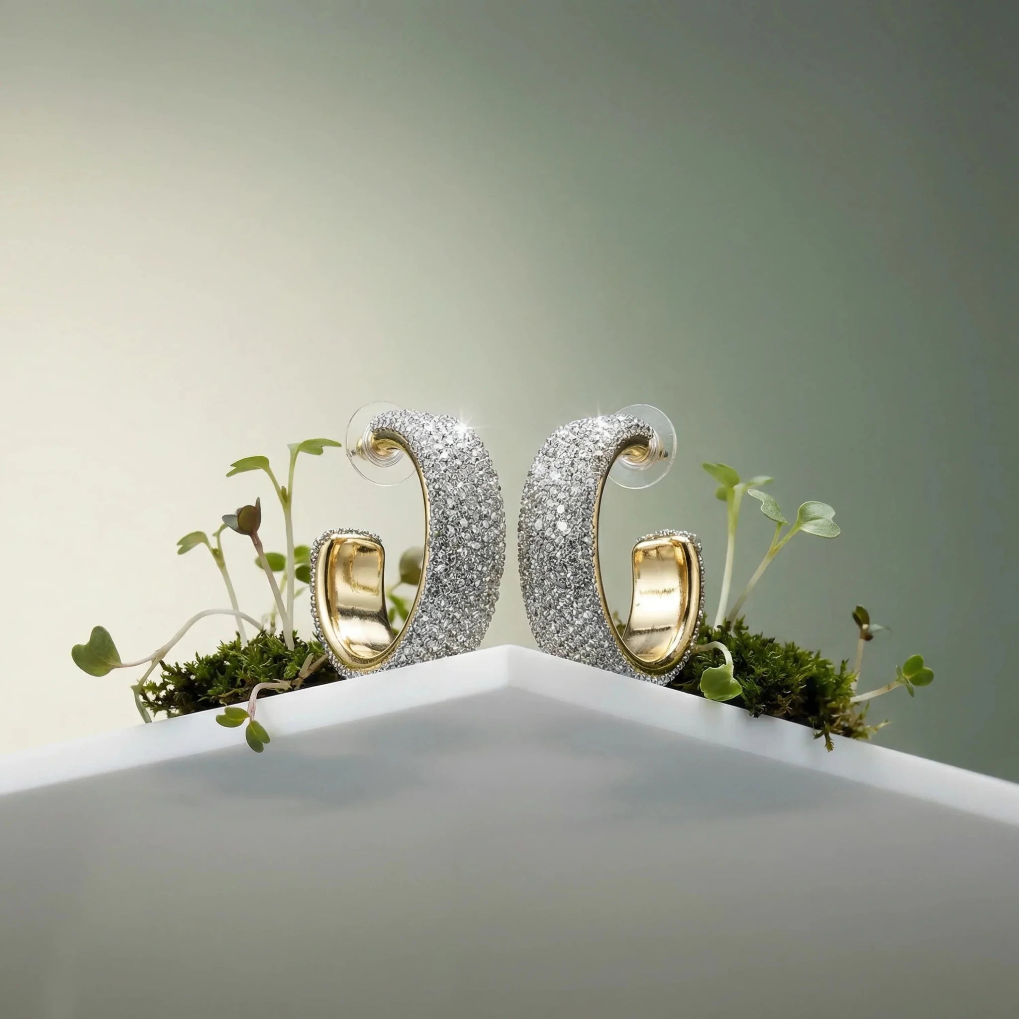 Orecchini a Cerchio con Strass Dorati Classici e Versatili - Stile Donna Bags