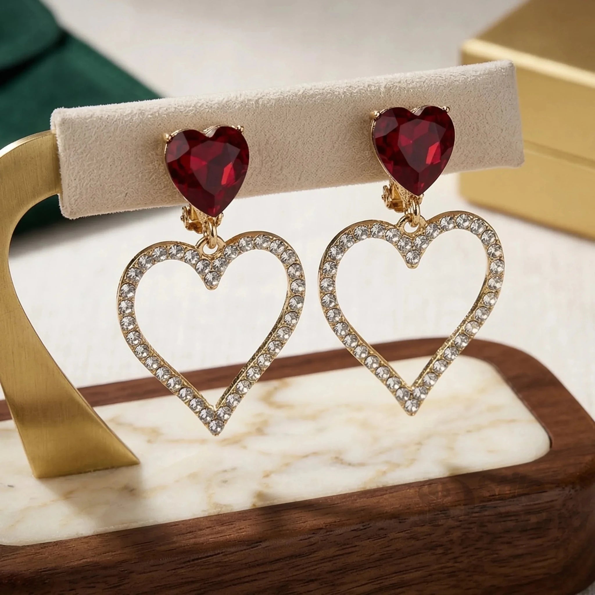 Orecchini a Cuore con Cristallo Rosso e Cornice Dorata - Stile Donna Bags