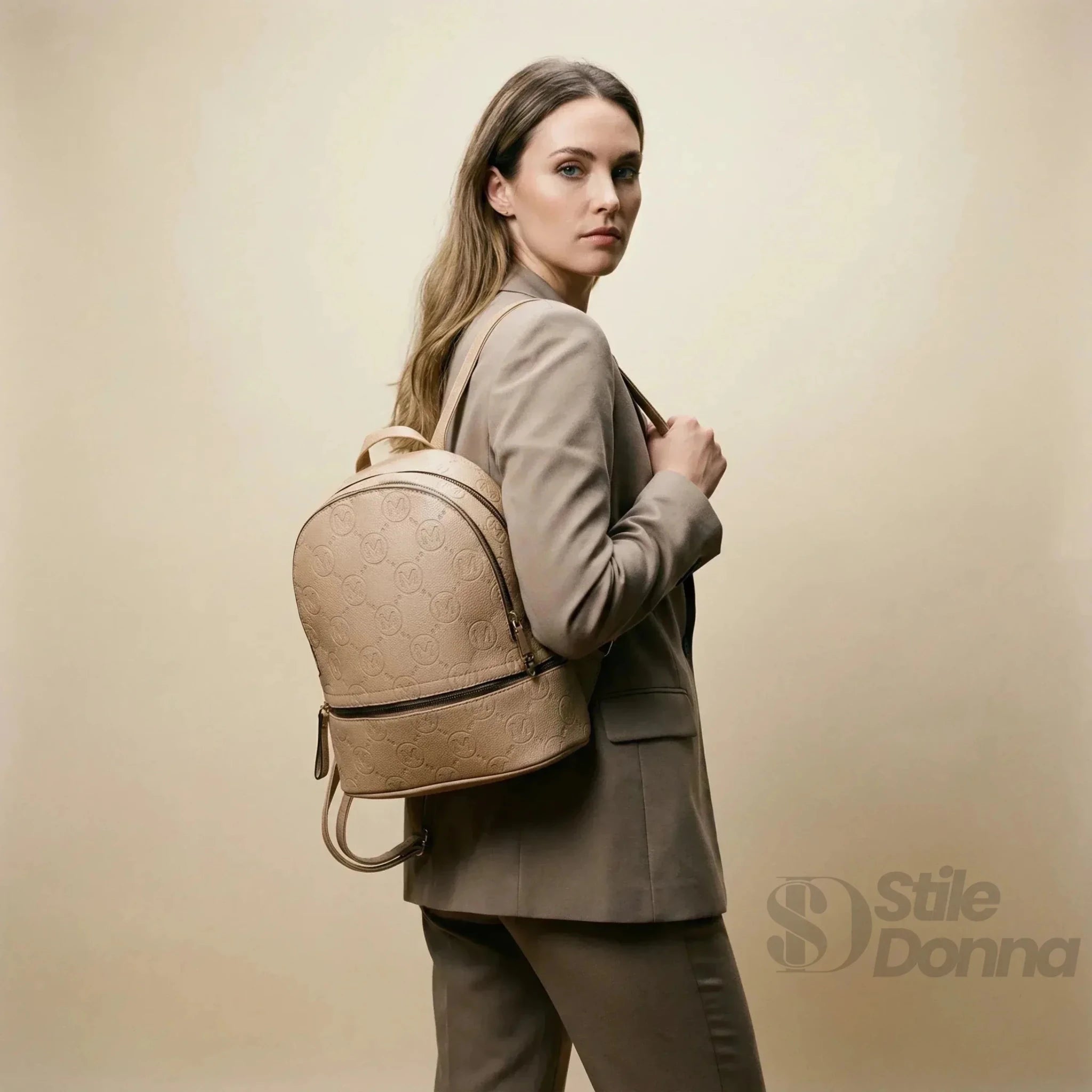 Zaino in Ecopelle Beige e Nero con Monogramma - Stile Donna Bags