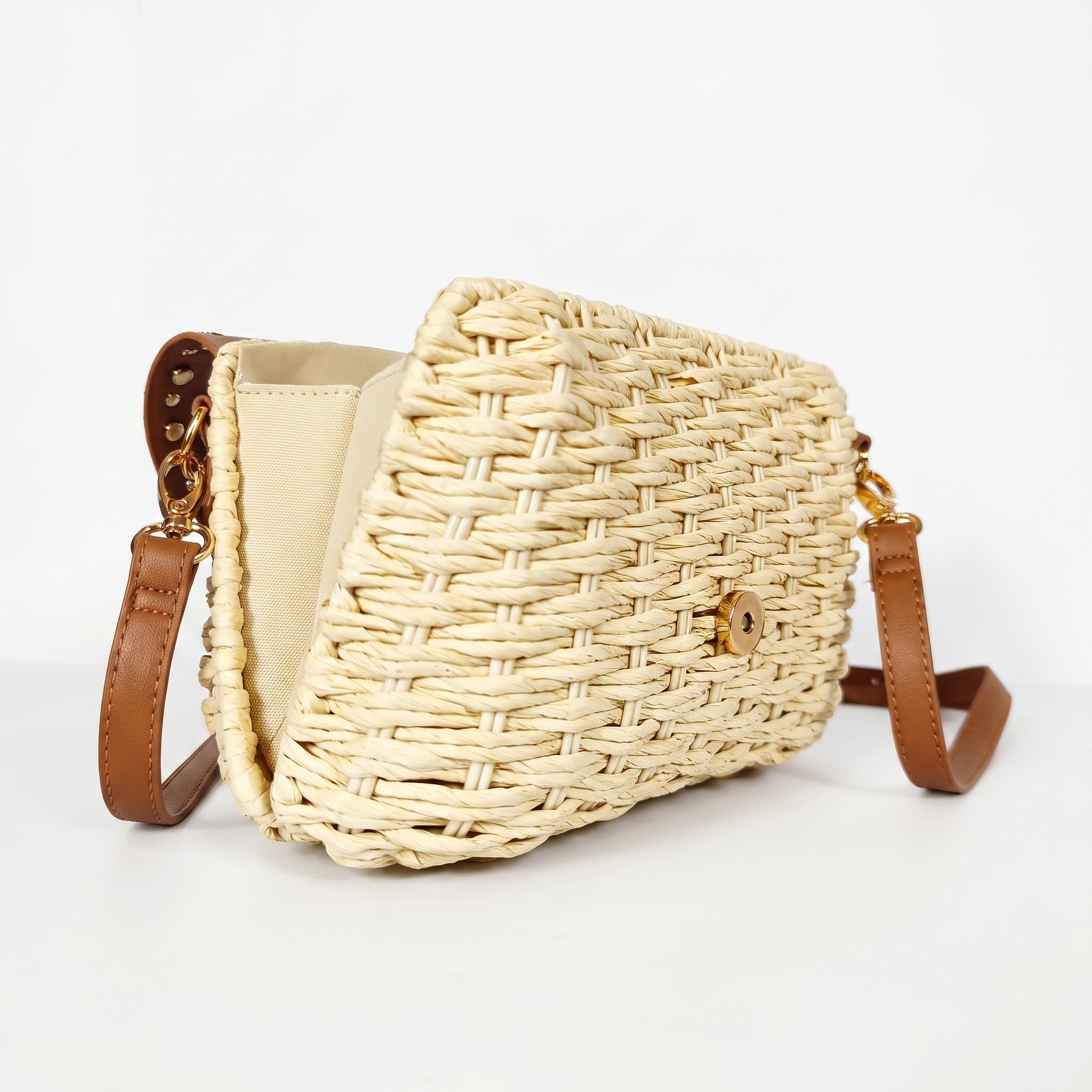 Borsa a Tracolla Stile Donna in Rafia con Patta in Ecopelle e Borchie Dorate - Stile Donna Bags