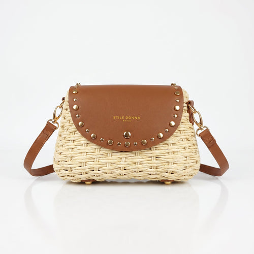 Borsa a Tracolla Stile Donna in Rafia con Patta in Ecopelle e Borchie Dorate - Stile Donna Bags