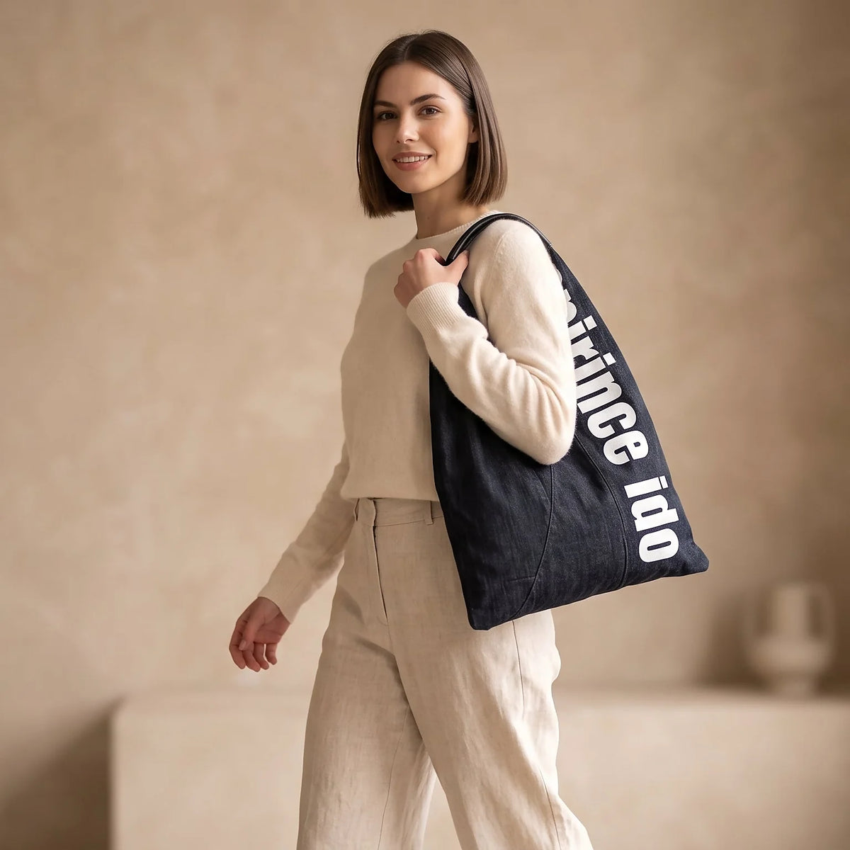 Donna con una borsa di jeans