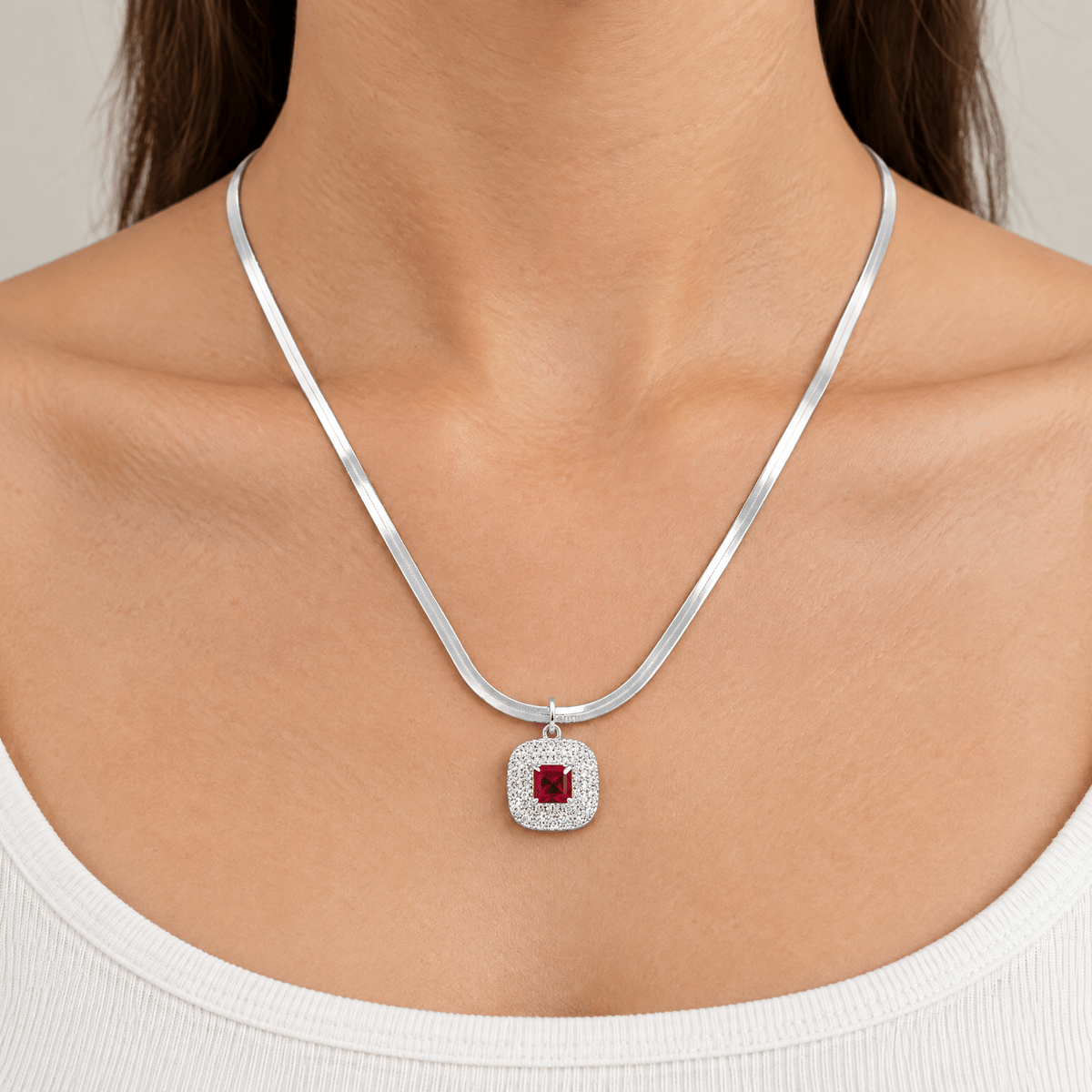 Collana Argentata con Pendente Rosso - Stile Donna - Catania