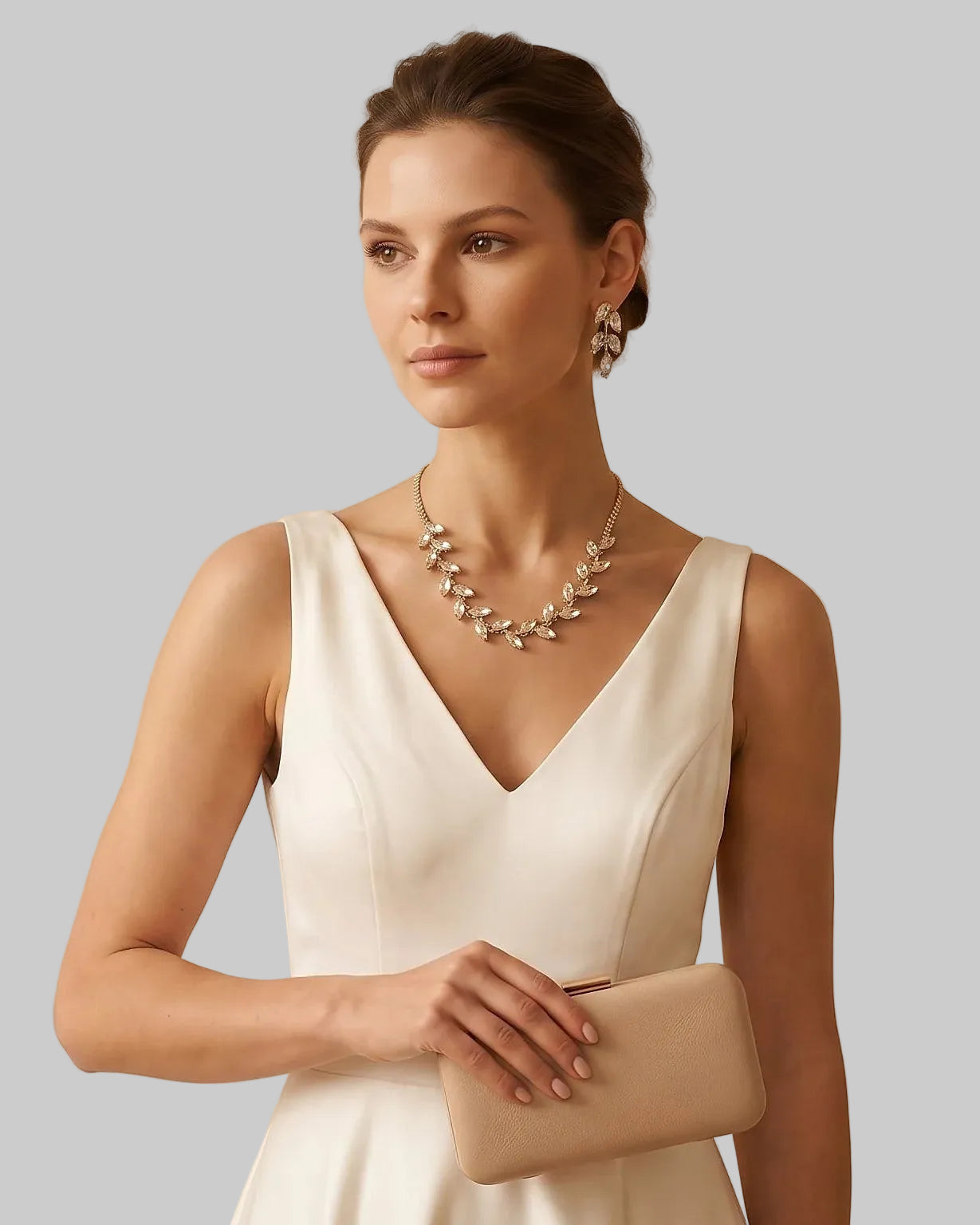 una donna che indossa una collana