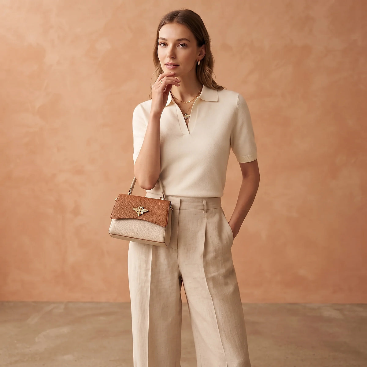 una donna che tiene una borsa